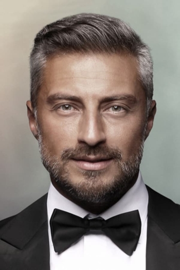 Actor Selçuk Yapar