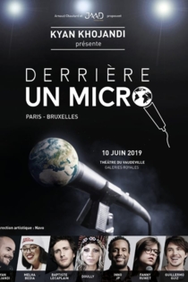 Derrière un micro