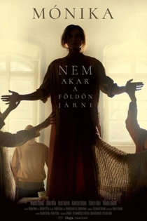 Mónika nem akar a földön járni