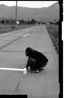 Una milla de cruces sobre el pavimento