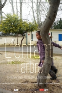 L'enfant dans l'arbre