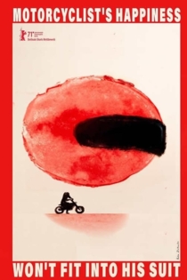 Al motociclista no le cabe la felicidad en el traje