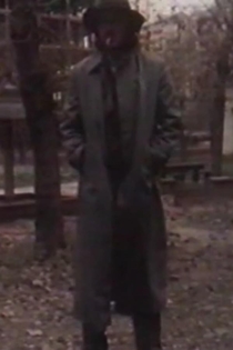 Силуэт в окне напротив