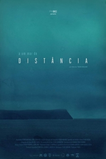 A Um Mar de Distância