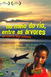 No meio do rio, entre as árvores