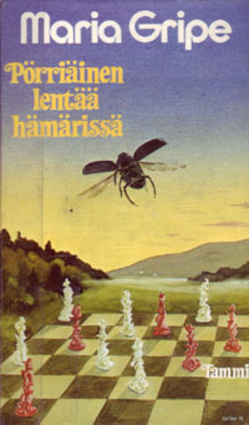 Pörriäinen lentää hämärissä