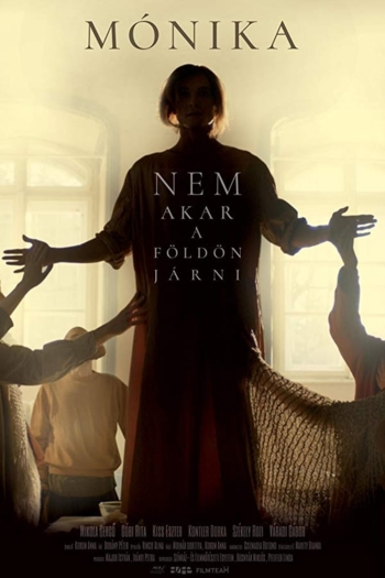 Mónika nem akar a földön járni