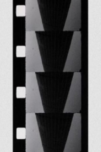 Chutes de trois gouttes de mezcal dans une coupe de champagne