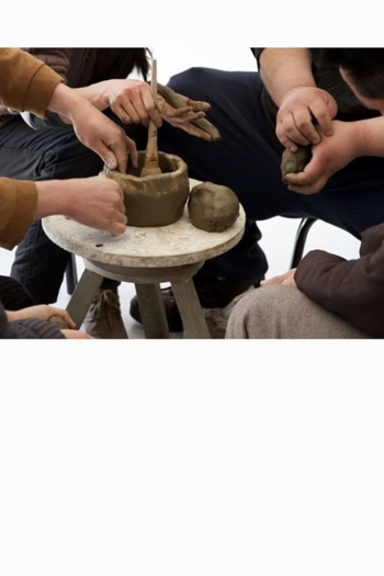 a pottery produced by 5 potters at once (silent attempt)