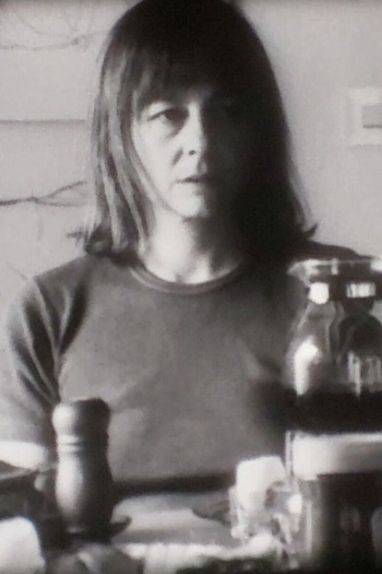 Und die Mutter blicket stumm auf dem ganzen Tisch herum...