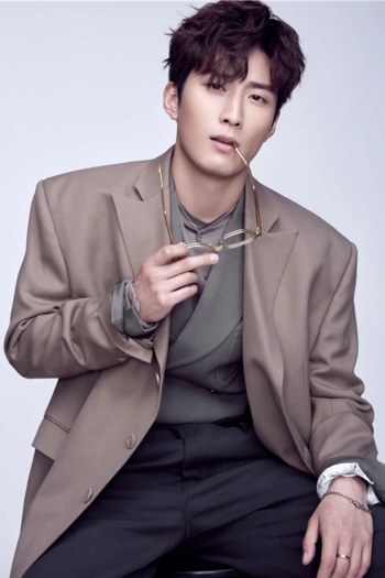 Actor Shawn Dou
