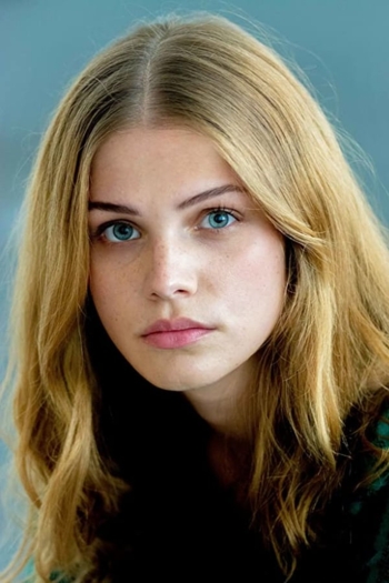 Actor Lisa Tomaschewsky