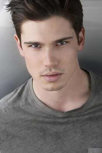 Actor Tanner Novlan