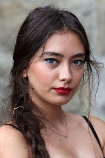 Actor Neslihan Atagül