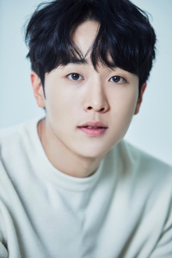 Actor Yoon Woo