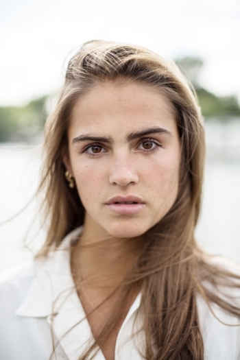 Actor Olivia Lonsdale