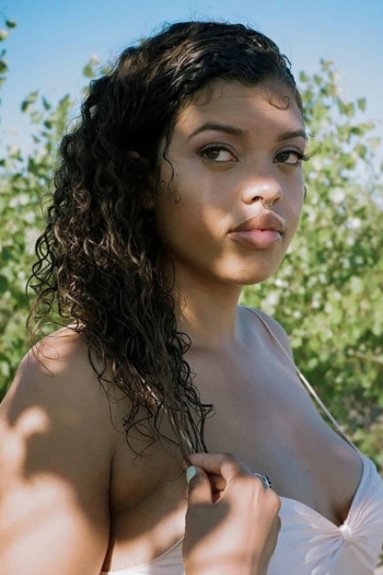 Actor Sarah Barrable-Tishauer