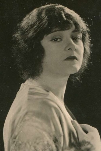 Actor Sylvia Breamer