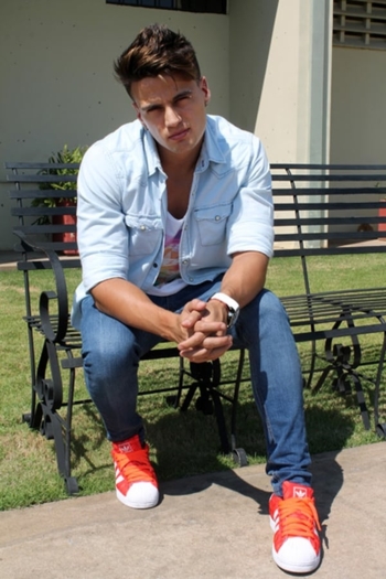 Actor Gustavo Elis