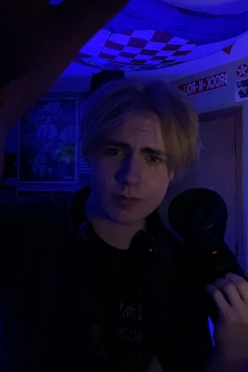 Actor Garrett Viskov