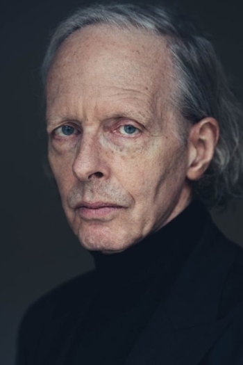 Actor Geoffrey Carey