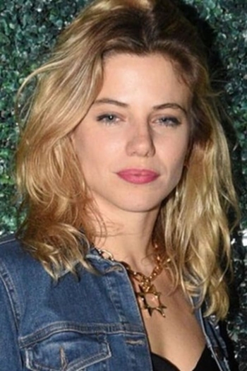 Actor Justina Bustos