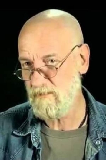 Actor Max Igan