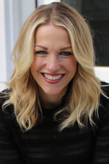 Actor Lindsay Czarniak