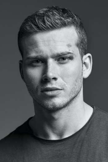 Actor Oliver Stark