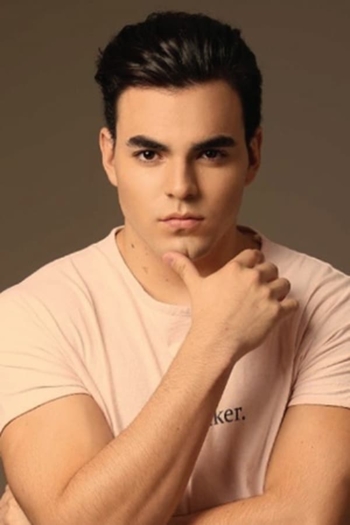 Actor Adriano Zendejas