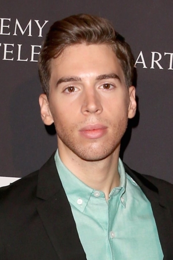 Actor Jordan Gavaris