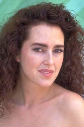 Actor Yaprak Özdemiroğlu