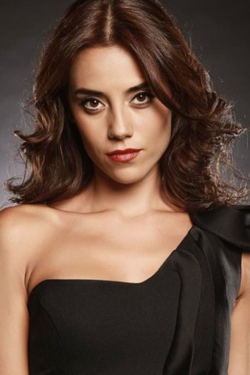 Actor Cansu Dere