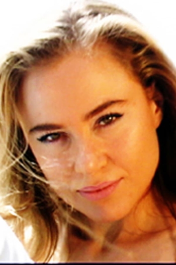 Actor Paula Labaredas